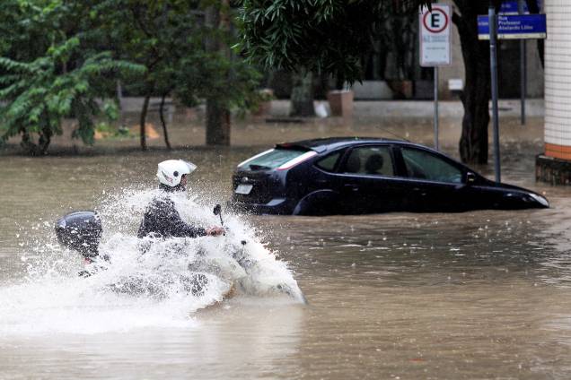 Homem dirige motocicleta durante enchente no Rio de Janeiro (RJ) - 09/04/2019 Homem dirige motocicleta durante enchente no Rio de Janeiro (RJ) - 09/04/2019