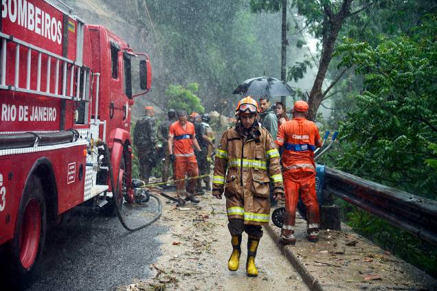 Bombeiros trabalham na remoção de três corpos de dentro de um táxi soterrado na Avenida Carlos Peixoto, em Botafogo, após as chuvas que atingiram o Rio de Janeiro - 09/04/2019 Bombeiros trabalham na remoção de três corpos de dentro de um táxi soterrado na Avenida Carlos Peixoto, em Botafogo, após as chuvas que atingiram o Rio de Janeiro - 09/04/2019