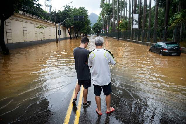 Alagamento na Rua Jardim Botânico após as chuvas que atingiram o Rio de Janeiro - 09/04/2019 Alagamento na Rua Jardim Botânico após as chuvas que atingiram o Rio de Janeiro - 09/04/2019