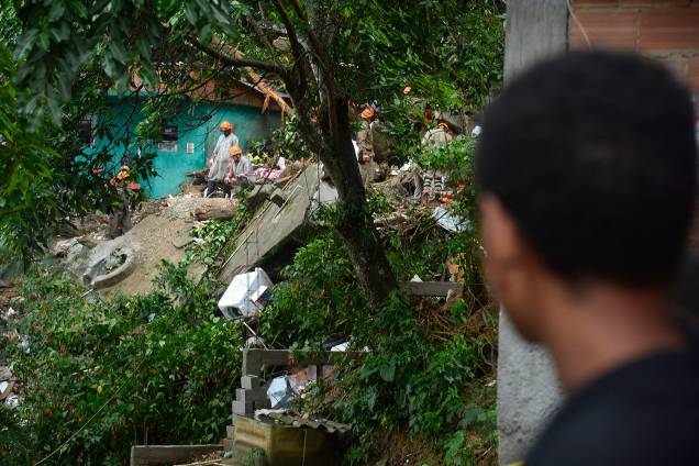 Bombeiros trabalham no Morro da Babilônia, no Leme, zona sul da cidade, para resgatar o corpo de um homem soterrado devido ao deslizamento provocado pelo temporal que atingiu a cidade do Rio de Janeiro - 09/04/2019 Bombeiros trabalham no Morro da Babilônia, no Leme, zona sul da cidade, para resgatar o corpo de um homem soterrado devido ao deslizamento provocado pelo temporal que atingiu a cidade do Rio de Janeiro - 09/04/2019