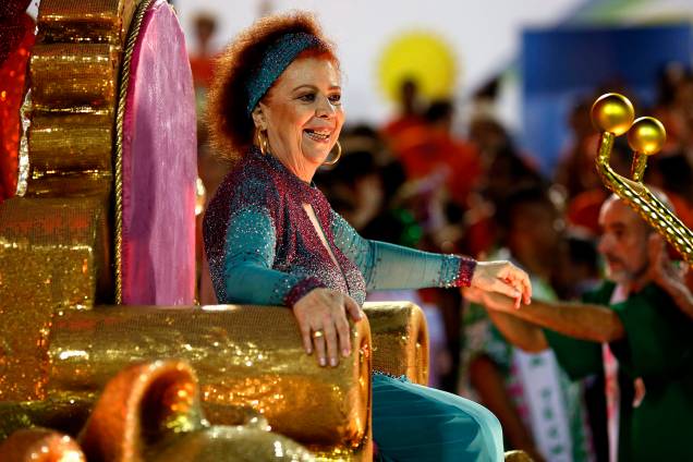 A cantora Beth Carvalho desfila pela escola de samba Estação Primeira de Mangueira, no Sambódromo da Marquês de Sapucaí - 2016 A cantora Beth Carvalho desfila pela escola de samba Estação Primeira de Mangueira, no Sambódromo da Marquês de Sapucaí - 2016