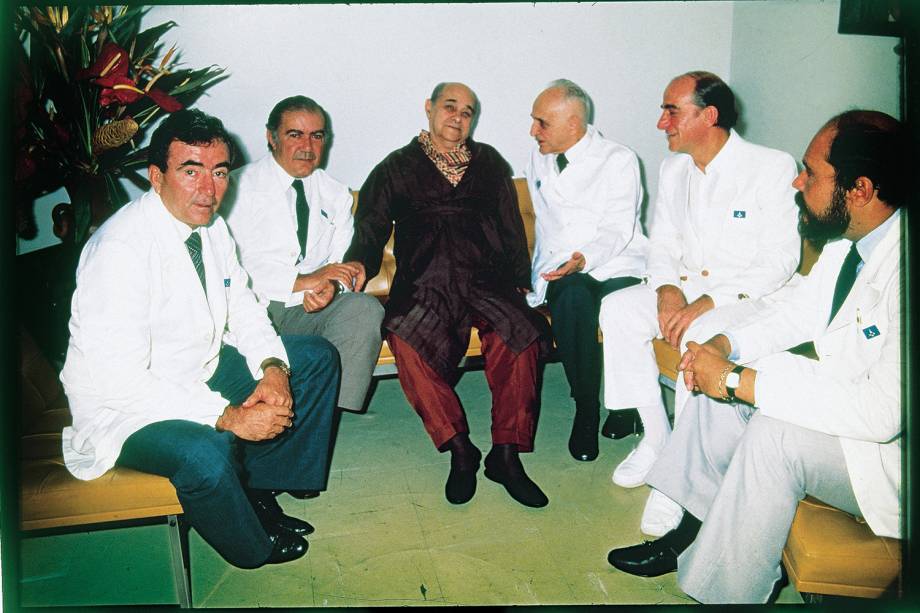 Tancredo Neves, presidente da República eleito, com os médicos Renault Mattos Ribeiro, Francisco Pinheiro Rocha, João Batista Rezende Alves, Walter Pinotti e Gustavo Arantes, após a primeira cirurgia realizada no Hospital de Base de Brasília - 25/03/1985