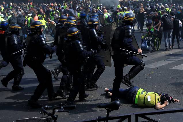 Um policial passa por cima de um manifestante durante a 23° manifestação consecutiva do movimentos dos Coletes Amarelos em Paris - 20/04/2019 Um policial passa por cima de um manifestante durante a 23° manifestação consecutiva do movimentos dos Coletes Amarelos em Paris - 20/04/2019