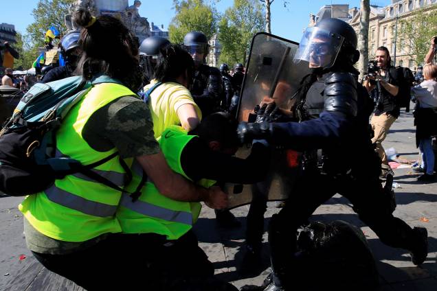 Manifestantes e policiais entram em confronto durante o Ato XXIII (o 23º protesto nacional consecutivo no sábado) do movimento de coletes amarelos em Paris, França - 20/04/2019 Manifestantes e policiais entram em confronto durante o Ato XXIII (o 23º protesto nacional consecutivo no sábado) do movimento de coletes amarelos em Paris, França - 20/04/2019