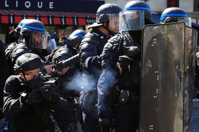 Policial realiza um disparo durante uma manifestação no Ato XXIII (o 23º protesto nacional consecutivo no sábado) do movimento de coletes amarelos em Paris, na França - 20/04/2019 Policial realiza um disparo durante uma manifestação no Ato XXIII (o 23º protesto nacional consecutivo no sábado) do movimento de coletes amarelos em Paris, na França - 20/04/2019