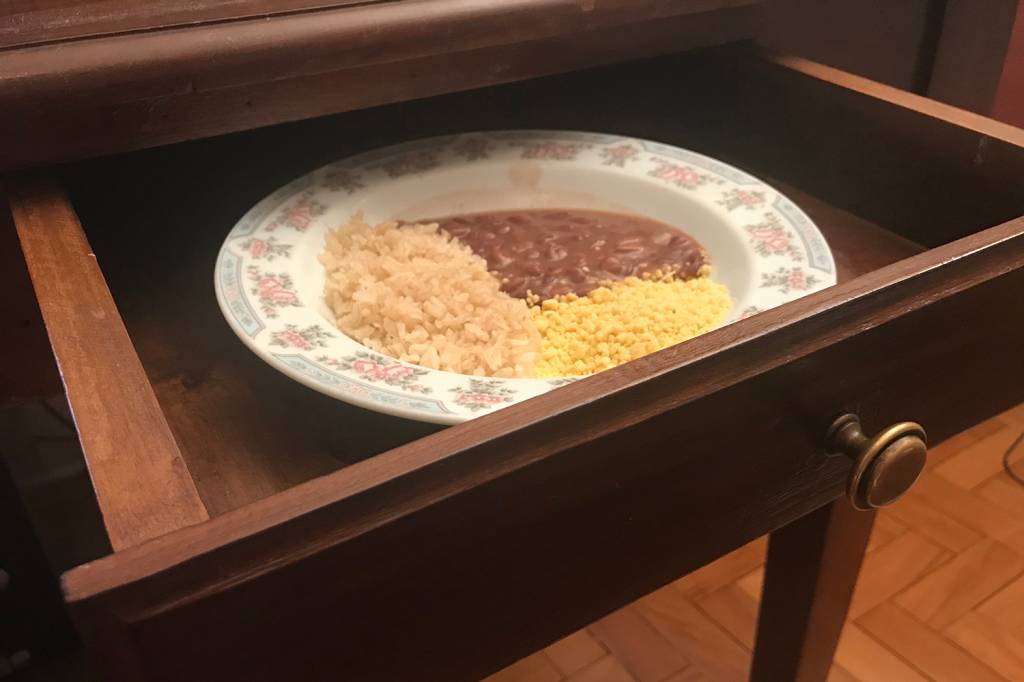 Gaveta com comida arroz cm feijão