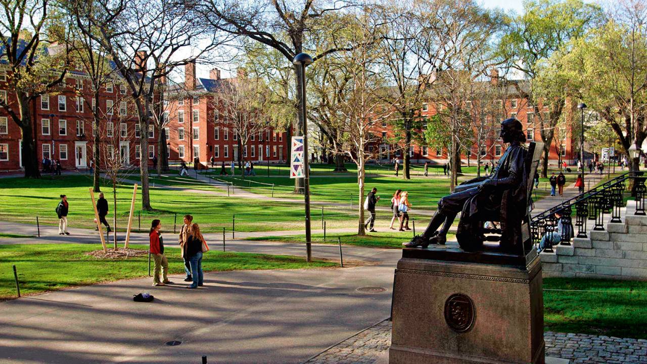 MUNDO DAS ARTES - o câmpus da Universidade Harvard, onde a família dá nome a um prédio: tudo começou com um projeto “moralmente abominável”