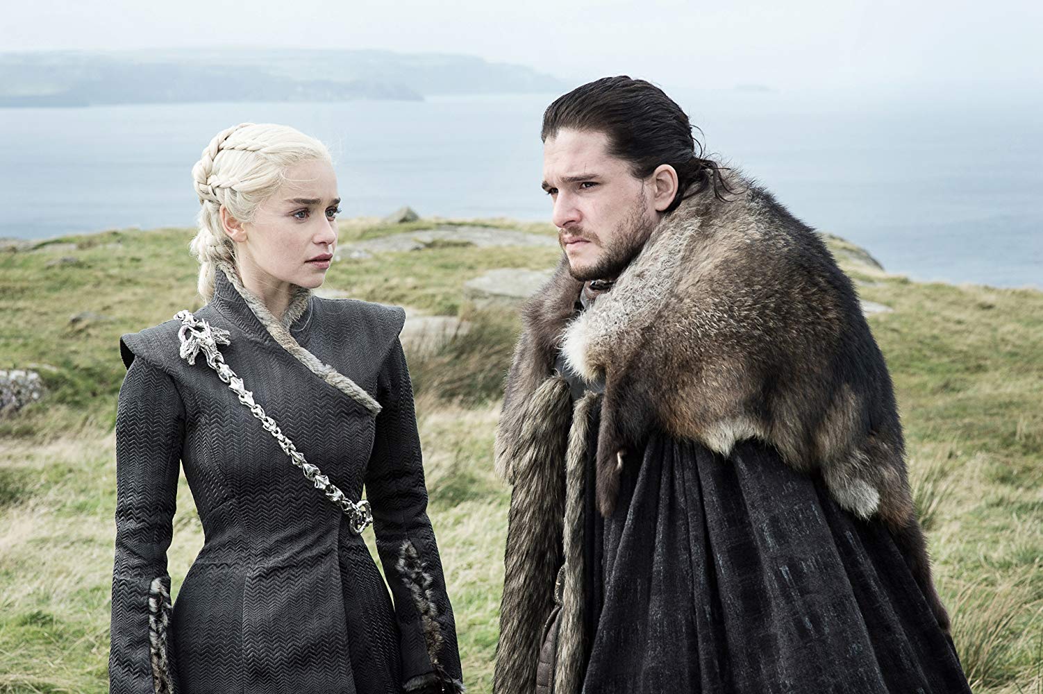 Emilia Clarke e Kit Harrington interpretam Daenerys Targaryen e Jon Snow na s&eacute;rie 'Game of Thrones'