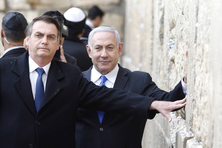 O presidente Jair Bolsonaro toca o Muro das Lamentações junto com o primeiro Ministro de Israel, Benjamin Netanyahu - 01/04/2019