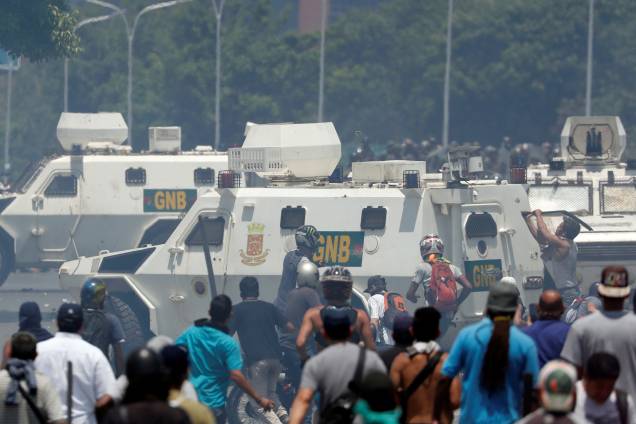 Manifestantes de oposição entram em confronto com forças leais a Nicolás Maduro perto da base aérea La Carlota em Caracas, na Venezuela - 30/04/2019 Manifestantes de oposição entram em confronto com forças leais a Nicolás Maduro perto da base aérea La Carlota em Caracas, na Venezuela - 30/04/2019