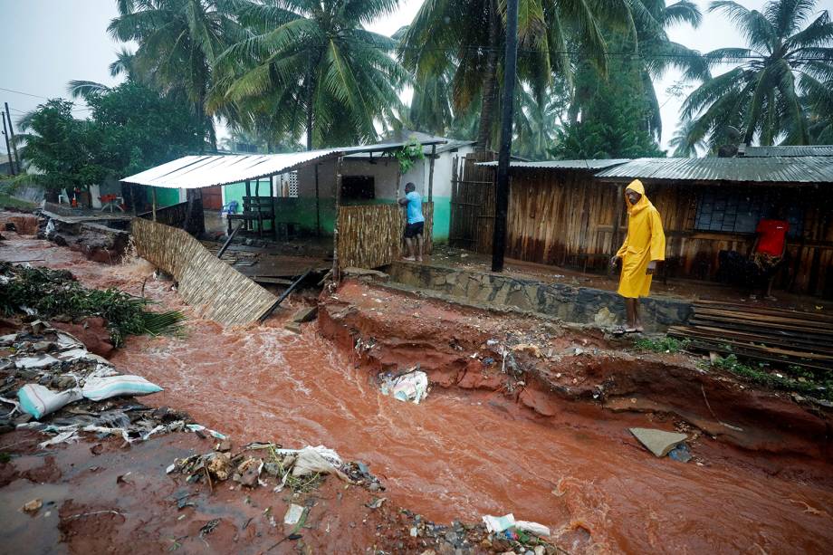 Homem caminha próximo de casas afetadas pelo ciclone Kenneth, na cidade de Pemba, em Mocambique - 28/04/2019