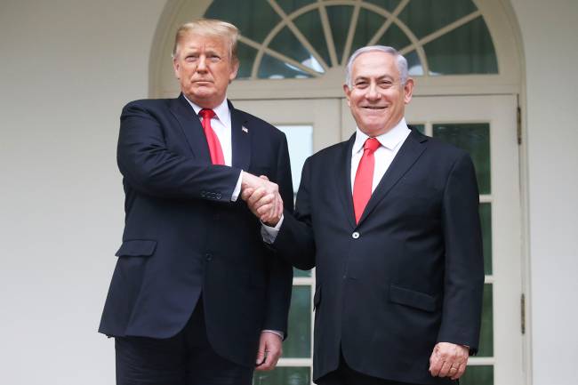 O presidente americano, Donald Trump, presenteia o aliado Benjamin Netanyahu na Casa Branca: reconhecimento da soberania de Israel sobre as Colinas de Golã, da Síria – 25/03/2019