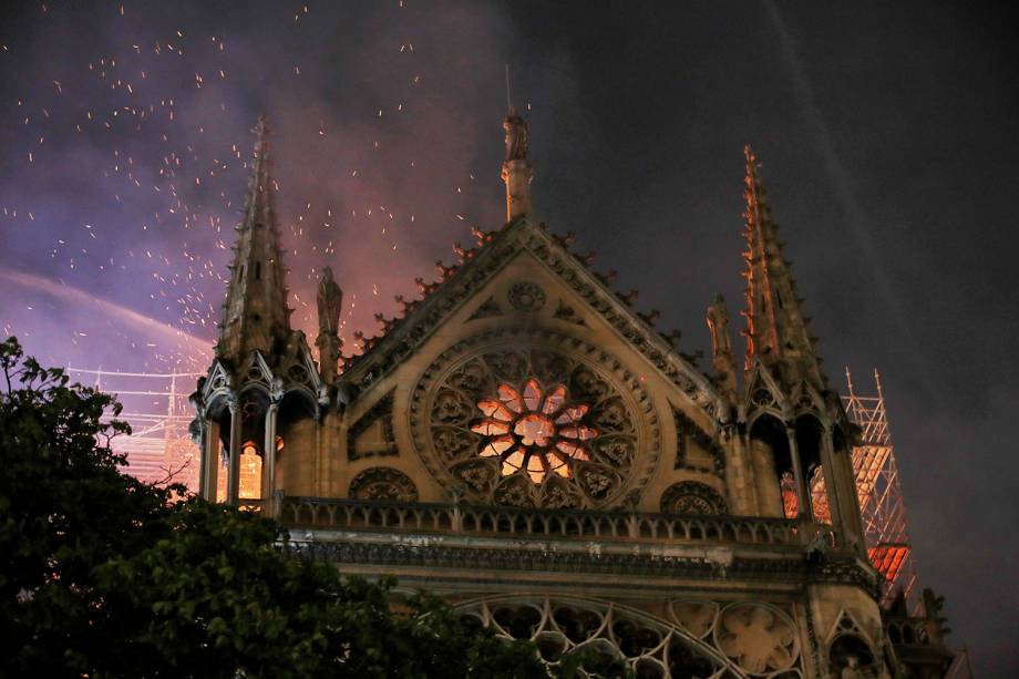 Bombeiros tentam conter chamas durante incêndio que atinge a Catedral de Notre-Dame, localizada na região central de Paris - 15/04/2019