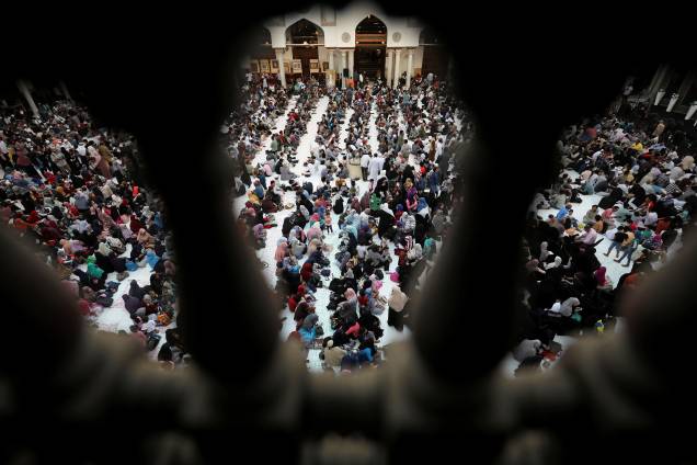 Muçulmanos se reúnem na mesquita Al Azhar na antiga área islâmica do Cairo, no Egito -12/05/2019 Muçulmanos se reúnem na mesquita Al Azhar na antiga área islâmica do Cairo, no Egito -12/05/2019