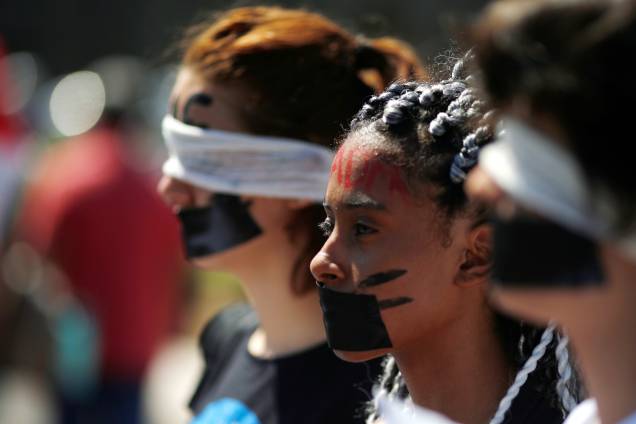 De olhos e bocas vendados, estudantes fazem protesto em Brasília De olhos e bocas vendados, estudantes fazem protesto em Brasília