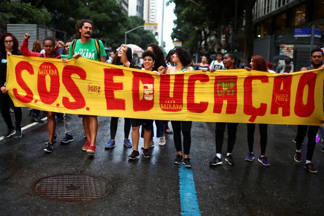 Estudantes com faixa durante protesto contra os cortes na área da educação e pesquisa anunciados pelo Governo Federal, no Rio de Janeiro - 15/05/2019 Estudantes com faixa durante protesto contra os cortes na área da educação e pesquisa anunciados pelo Governo Federal, no Rio de Janeiro - 15/05/2019