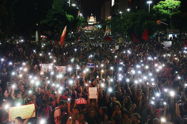 Manifestantes acendem lanternas de celulares durante protesto contra o corte de verbas de universidades, no Rio de Janeiro (RJ) - 15/05/2019 Manifestantes acendem lanternas de celulares durante protesto contra o corte de verbas de universidades, no Rio de Janeiro (RJ) - 15/05/2019
