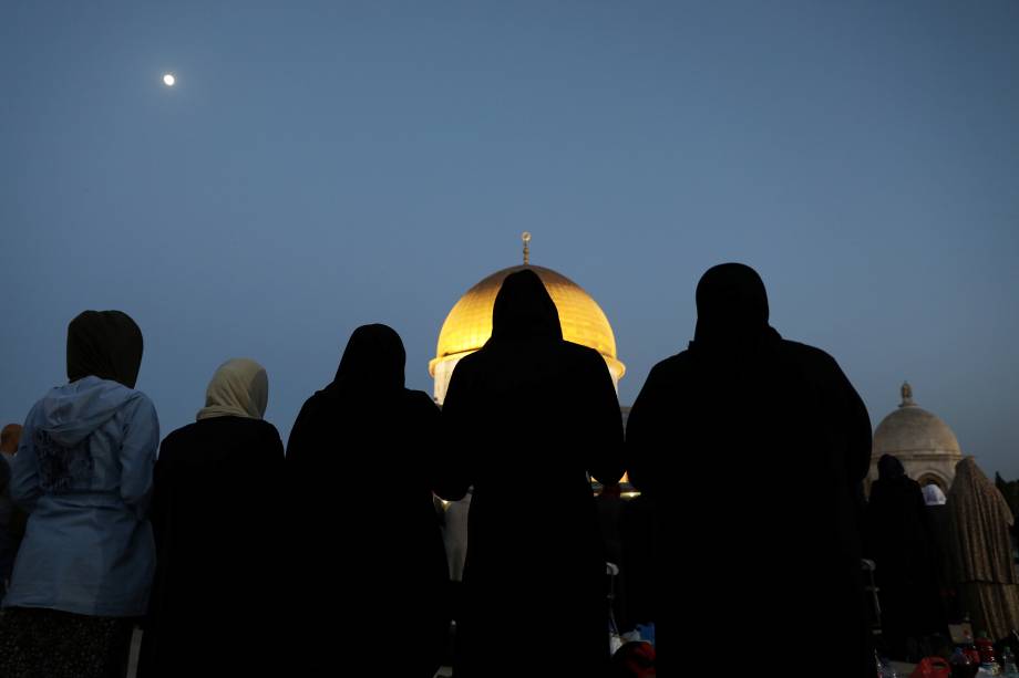 Mulheres palestinas rezam do lado de fora da mesquita de al-Aqsa, no complexo conhecido pelos muçulmanos como al-Haram al-Sharif, durante o mês sagrado do Ramadã, na Cidade Velha de Jerusalém- 16/05/2019