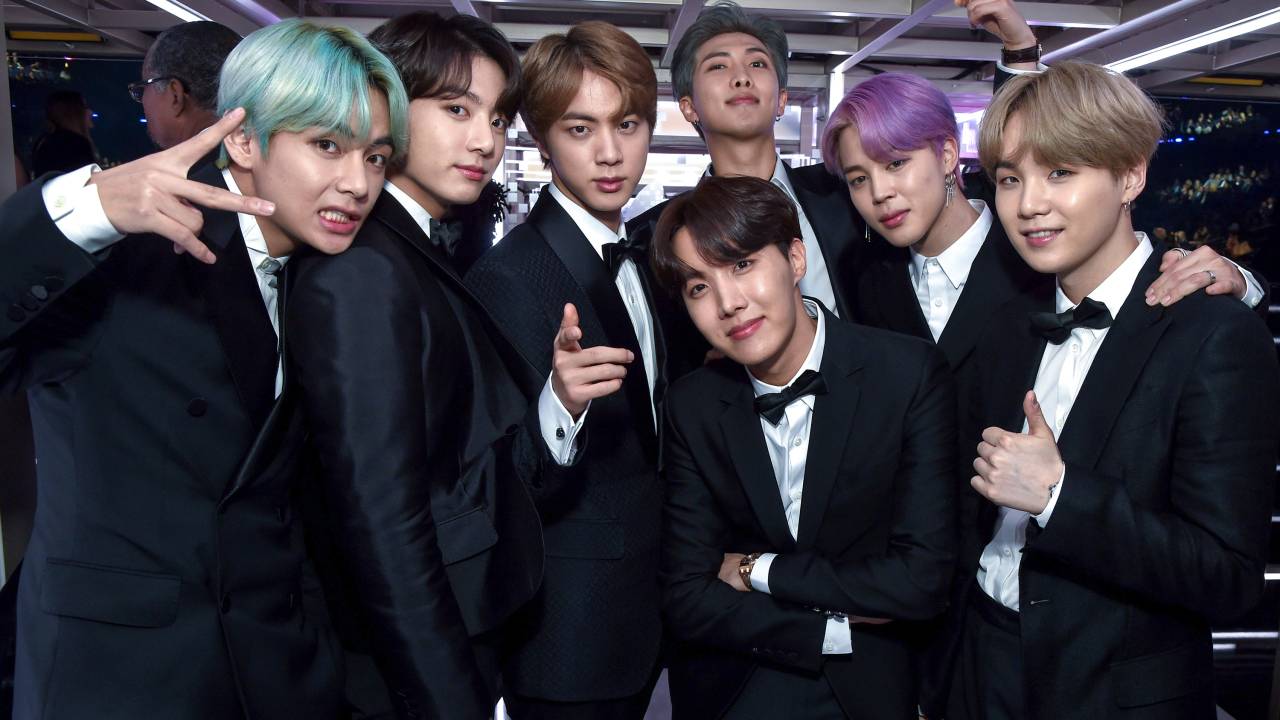 Banda BTS nos bastidores durante o 61º Annual GRAMMY. Eles subiram ao palco para a entrega do prêmio de "Melhor Álbum de R&B" e se tornaram o primeiro grupo de k-pop a apresentar uma categoria na premiação. - 10/02/2019
