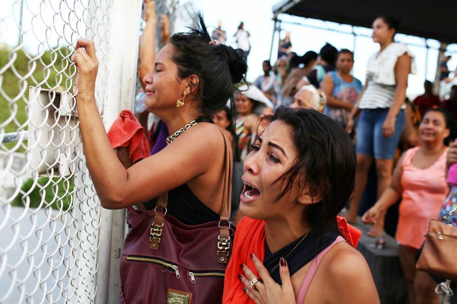 Parentes de presos choram na frente de complexo penitenciário após dezenas de presos serem mortos em massacre realizado em diversos presídios em Manaus (AM) - 27/05/2019