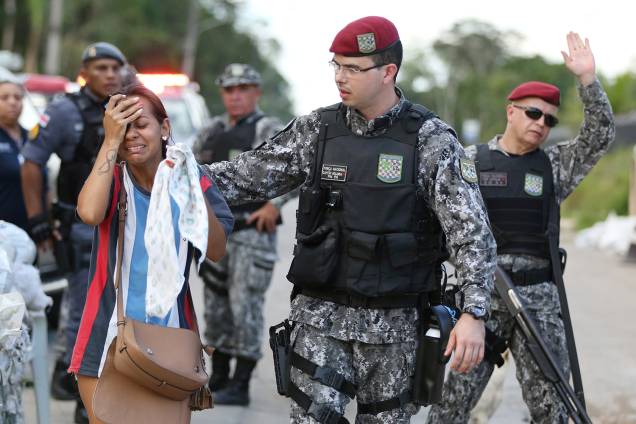 Parente de preso chora na frente de complexo penitenciário após massacre ser realizado em diversos presídios em Manaus (AM) - 27/05/2019 Parente de preso chora na frente de complexo penitenciário após massacre ser realizado em diversos presídios em Manaus (AM) - 27/05/2019