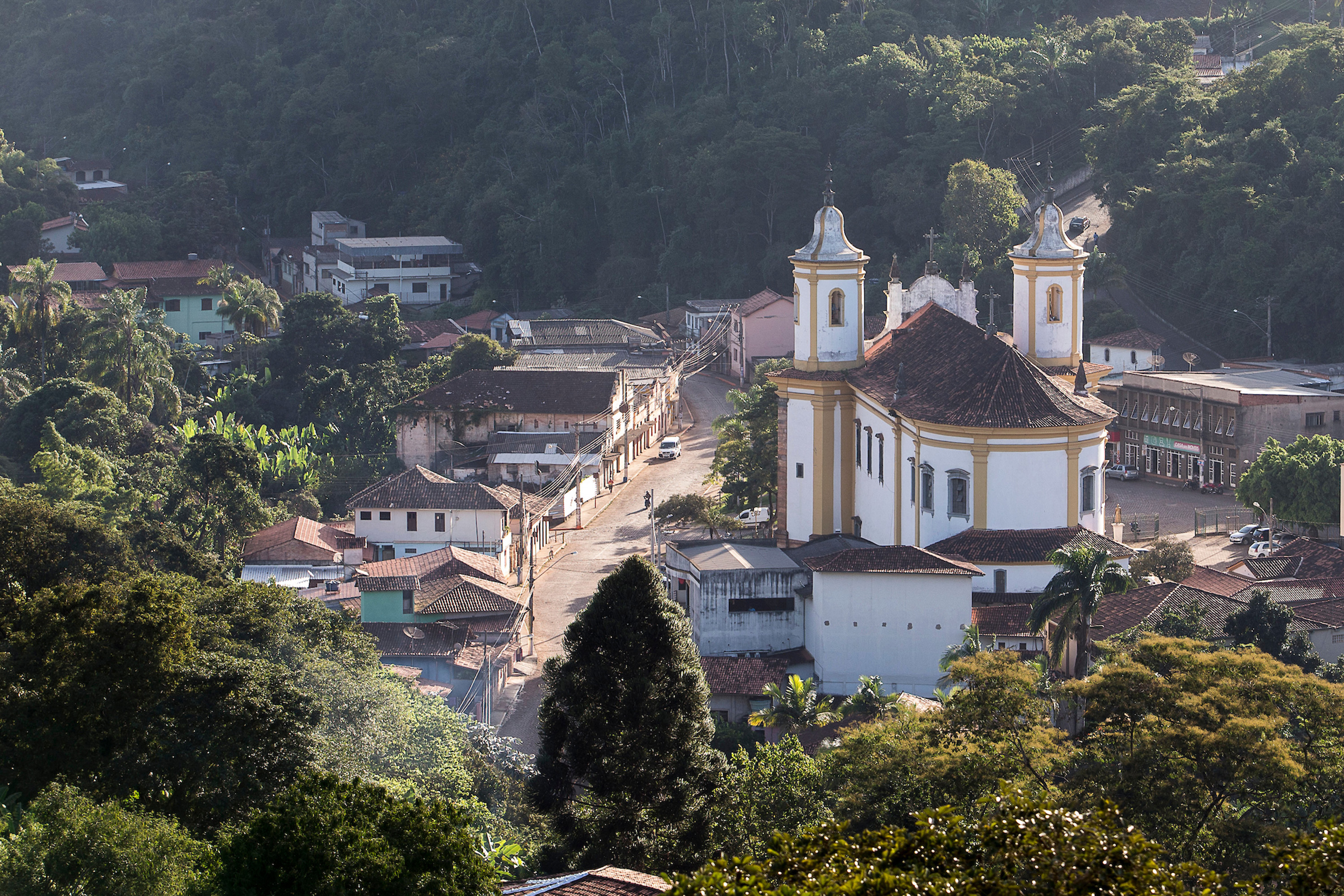 Vista a&eacute;rea de parte da cidade de Bar&atilde;o de Cocais (MG). Na imagem, o Santu&aacute;rio S&atilde;o Jo&atilde;o Batista