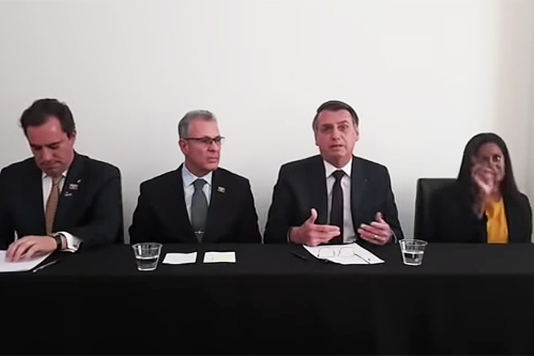 Por que Bolsonaro humilha seus generais