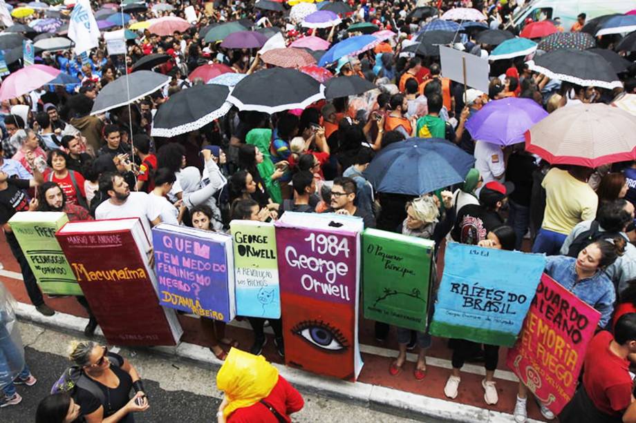 Estudantes carregam simulações de livros clássicos durante ato na Avenida Paulista, em São Paulo (SP) - 15/05/2019