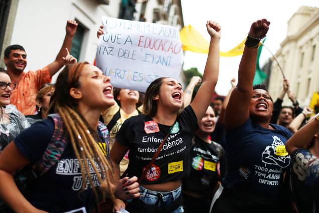 Estudantes gritam palavras de ordem contra o governo Bolsonaro no Rio de Janeiro (RJ) - 15/05/2019 Estudantes gritam palavras de ordem contra o governo Bolsonaro no Rio de Janeiro (RJ) - 15/05/2019