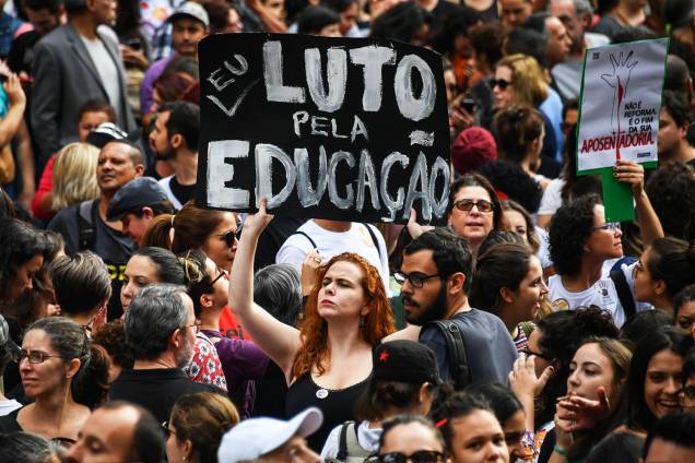 Manifestantes protestam na Avenida Paulista, em São Paulo, contra os cortes na área da educação e pesquisa anunciados pelo governo federal - 15/05/2019 Manifestantes protestam na Avenida Paulista, em São Paulo, contra os cortes na área da educação e pesquisa anunciados pelo governo federal - 15/05/2019