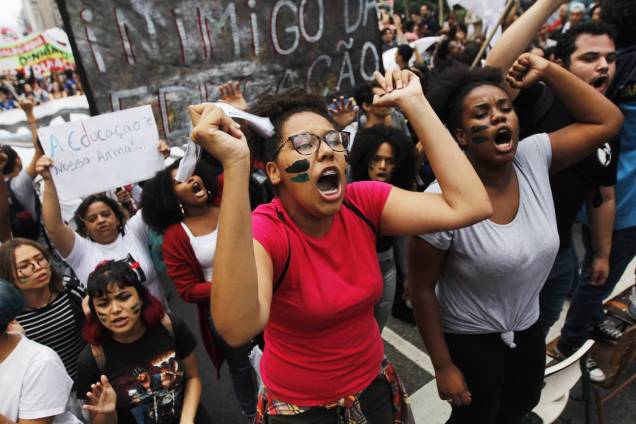 Estudantes gritam palavras de ordem durante protesto contra os cortes na área da educação e pesquisa anunciados pelo Governo Federal, na avenida Paulista, em São Paulo (SP) - 15/05/2019 Estudantes gritam palavras de ordem durante protesto contra os cortes na área da educação e pesquisa anunciados pelo Governo Federal, na avenida Paulista, em São Paulo (SP) - 15/05/2019