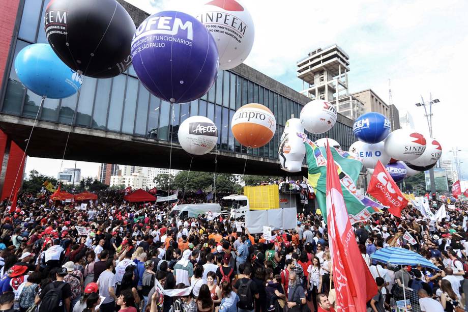 Manifestantes protestam no vão do Masp, na Avenida Paulista, em São Paulo