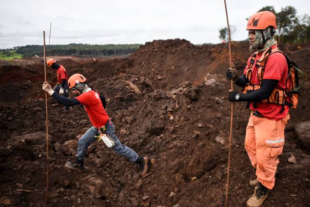 Membros de equipe de resgate procuram possíveis vitimas em meio à lama, 100 dias após o rompimento da barragem da mineradora Vale, localizada na mina Córrego do Feijão, em Brumadinho (MG) - 03/05/2019 Membros de equipe de resgate procuram possíveis vitimas em meio à lama, 100 dias após o rompimento da barragem da mineradora Vale, localizada na mina Córrego do Feijão, em Brumadinho (MG) - 03/05/2019