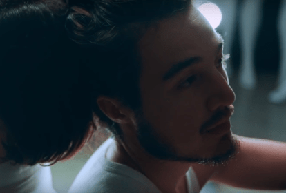 Tiago Iorc em cena do clipe da música 'A Vida Nunca Cansa', do álbum 'Reconstrução'