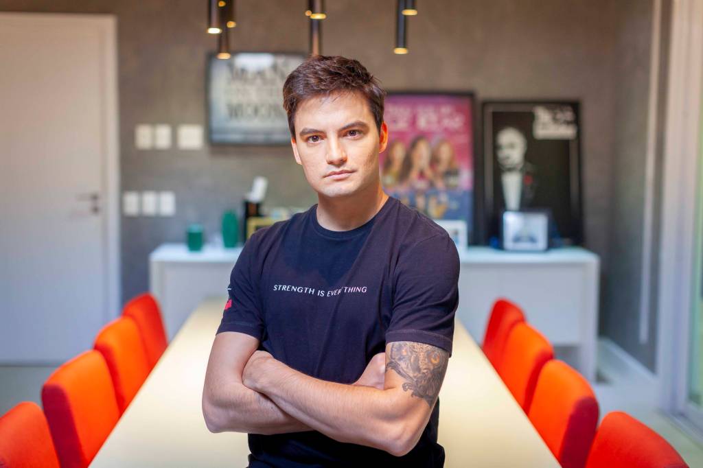 Felipe Neto distribuirá 14 mil livros com temática LGBT na Bienal