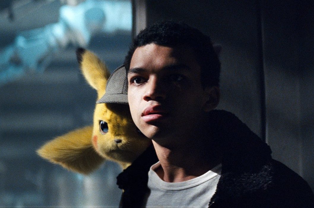 Justice Smith contracena com o monstrinho Pikachu em ‘Pokémon: Detetive Pikachu’