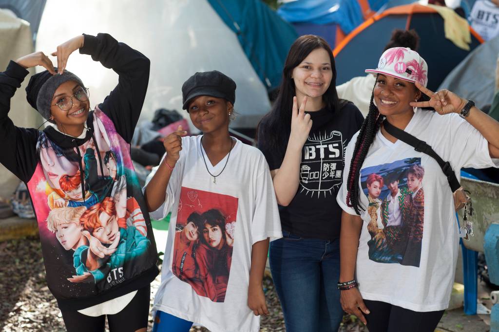 BTS Lidy Betânia com as filhas Brenda Vitória (15) e Rute Evelyn (11) ao lado de Camila, que acolheu Lidy na barraca. O trio veio da Bahia com o dinheiro de vaquinhas. É o primeiro show da vida das garotas, que ficam na casa de um tio enquanto a mãe dorme no acampamento para garantir um bom lugar. A apresentação é o presente de aniversário de Brenda. - 20/05/2019