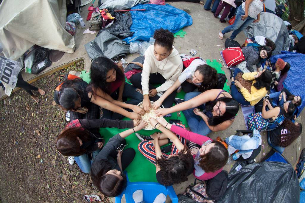BTS Apesar do cansaço, o clima no acampamento é de união. Jovens compartilham comida e se ajudam como podem para a realização de um sonho em comum. A maioria está acampada desde fevereiro par ver os ídolos de perto. - 20/05/2019