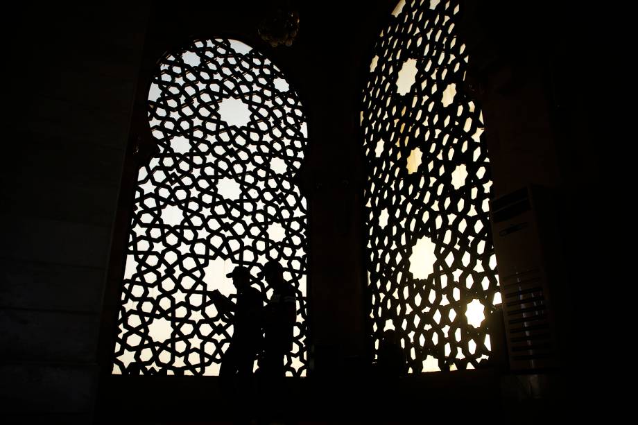 Palestinos lêem o Alcorão na mesquita de al-Khaldi, localizada na Cidade de Gaza, durante o mês do jejum sagrado do Ramadã -  30/05/2019