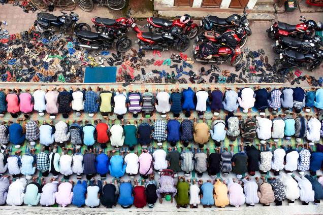 Muçulmanos realizam orações em uma estrada de Agartala, na Índia, durante o mês do jejum sagrado do Ramadã - 31/05/2019 Muçulmanos realizam orações em uma estrada de Agartala, na Índia, durante o mês do jejum sagrado do Ramadã - 31/05/2019