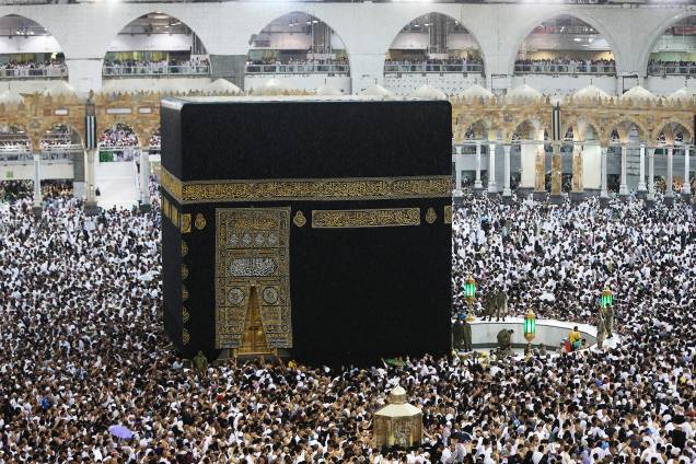 Muçulmanos se reúnem em torno da Kaaba, localizada dentro da Grande Mesquita de Meca, na Arabia Saudita - 31/05/2019 Muçulmanos se reúnem em torno da Kaaba, localizada dentro da Grande Mesquita de Meca, na Arabia Saudita - 31/05/2019