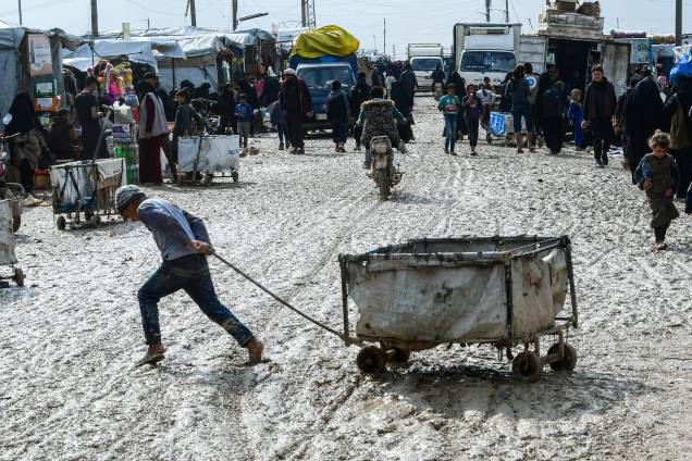Comércio ambulante é improvisado para atender as necessidades dos moradores Comércio ambulante é improvisado para atender as necessidades dos moradores