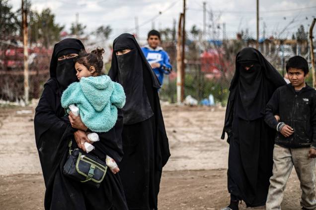 Mulheres estrangeiras caminham dentro do campo de al-Hasakeh, no nordeste da Síria - 28/03/2019 Mulheres estrangeiras caminham dentro do campo de al-Hasakeh, no nordeste da Síria - 28/03/2019