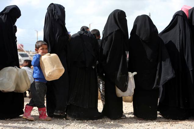 É preciso enfrentar longas filas para se obter água no acampamento É preciso enfrentar longas filas para se obter água no acampamento