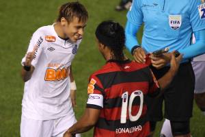 Neymar e Ronaldinho durante jogo entre Santos x Flamengo, partida válida pelo Ca Neymar e Ronaldinho durante jogo entre Santos x Flamengo, partida válida pelo Ca