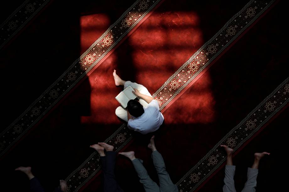 Homem muçulmano lê o Alcorão na mesquita de Cut Meutia durante o mês de jejum sagrado do Ramadã, em Jacarta, Indonésia - 08/05/2019