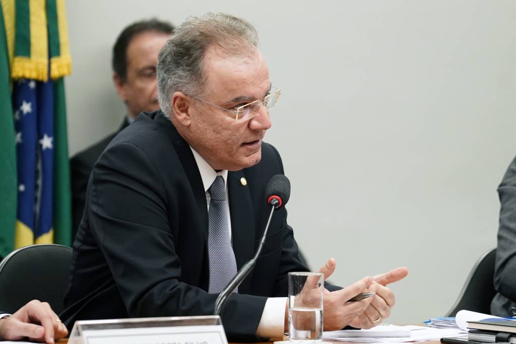 Relatório da Previdência não inclui redução de idade mínima de policiais