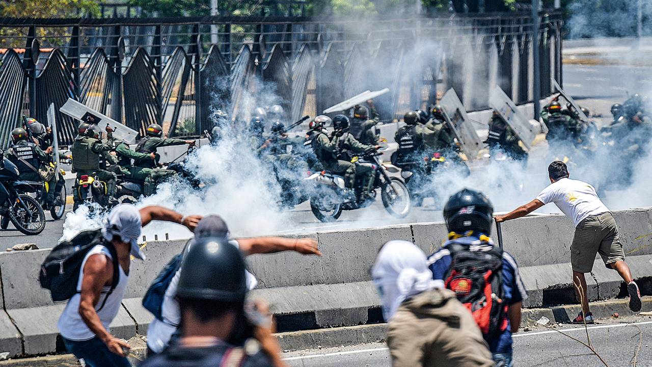 Protestos e repressão, a rotina da Venezuela que Nicolás Maduro transformou em estado falido —