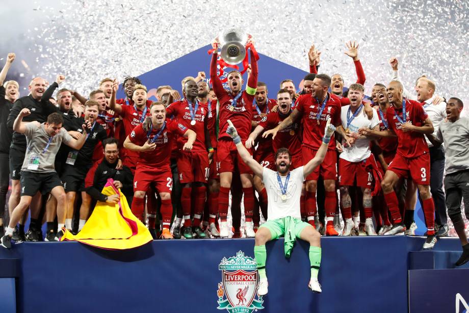 Liverpool supera o Tottenham na final e conquista a liga dos campeões, jogadores comemoram com a taça -  01/06/2019