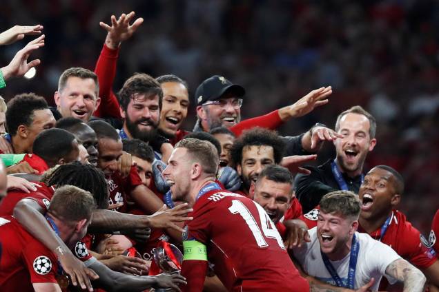 Liverpool supera o Tottenham na final e conquista a liga dos campeões, jogadores comemoram com a taça - 01/06/2019 Liverpool supera o Tottenham na final e conquista a liga dos campeões, jogadores comemoram com a taça - 01/06/2019